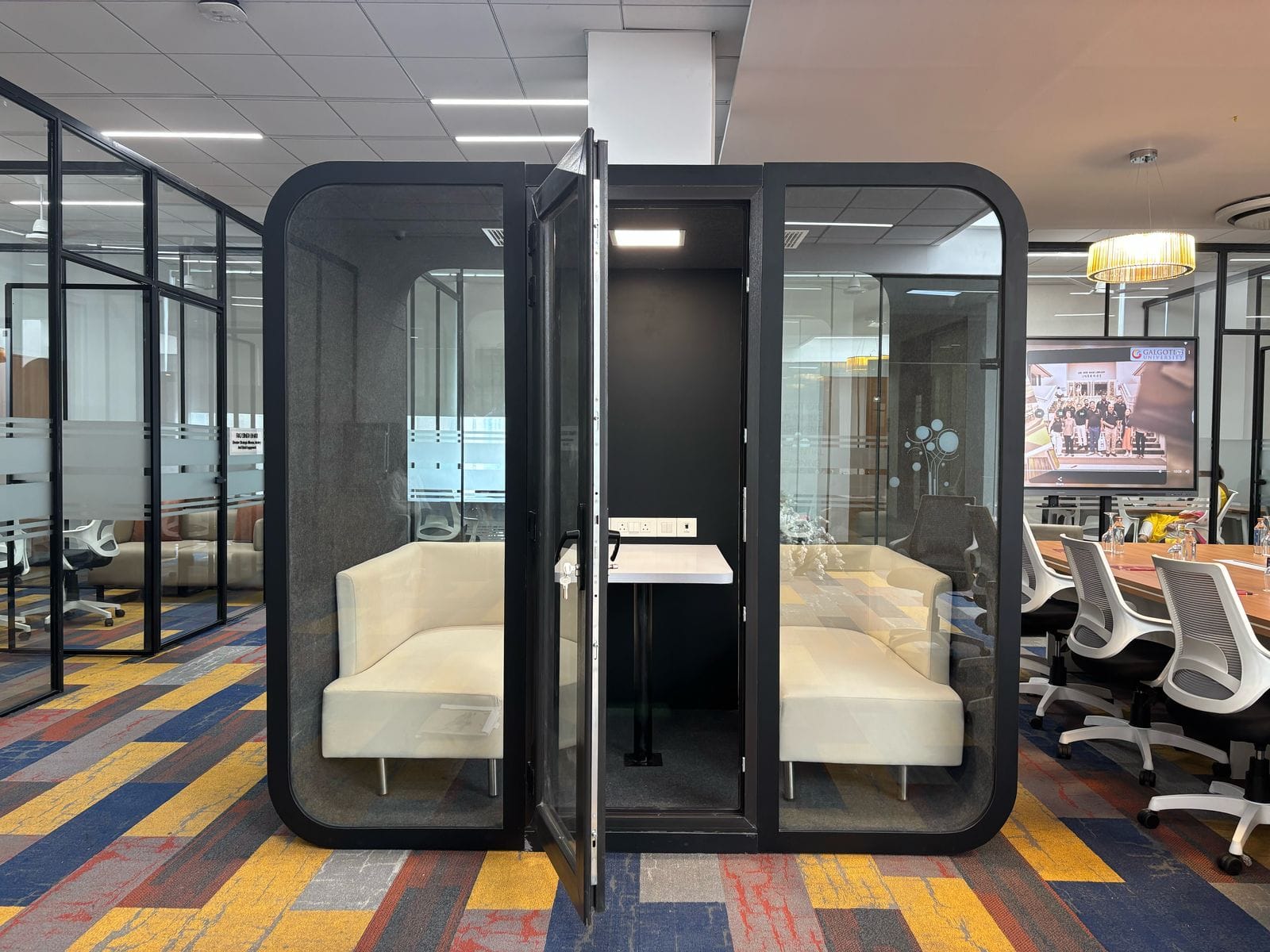 Phone Booth Style Meeting Pod